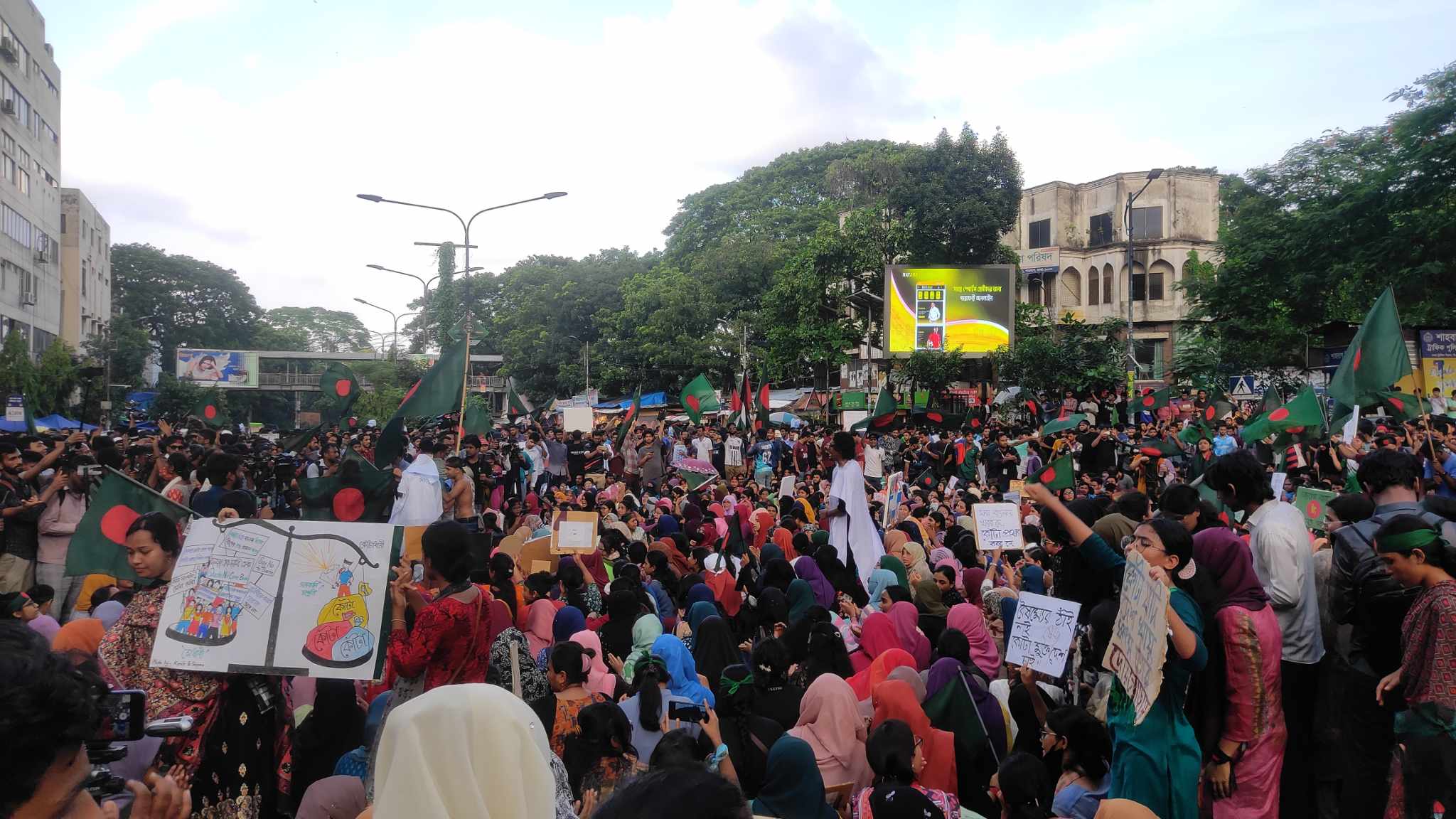 শাহবাগে শিক্ষার্থীদের অবরোধ, সড়ক অচল