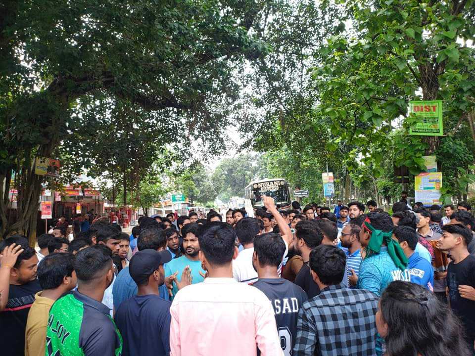 কোটা পদ্ধতি সংস্কারের দাবিত মহাসড়ক অবরোধ হাবিপ্রবি শিক্ষার্থীদের