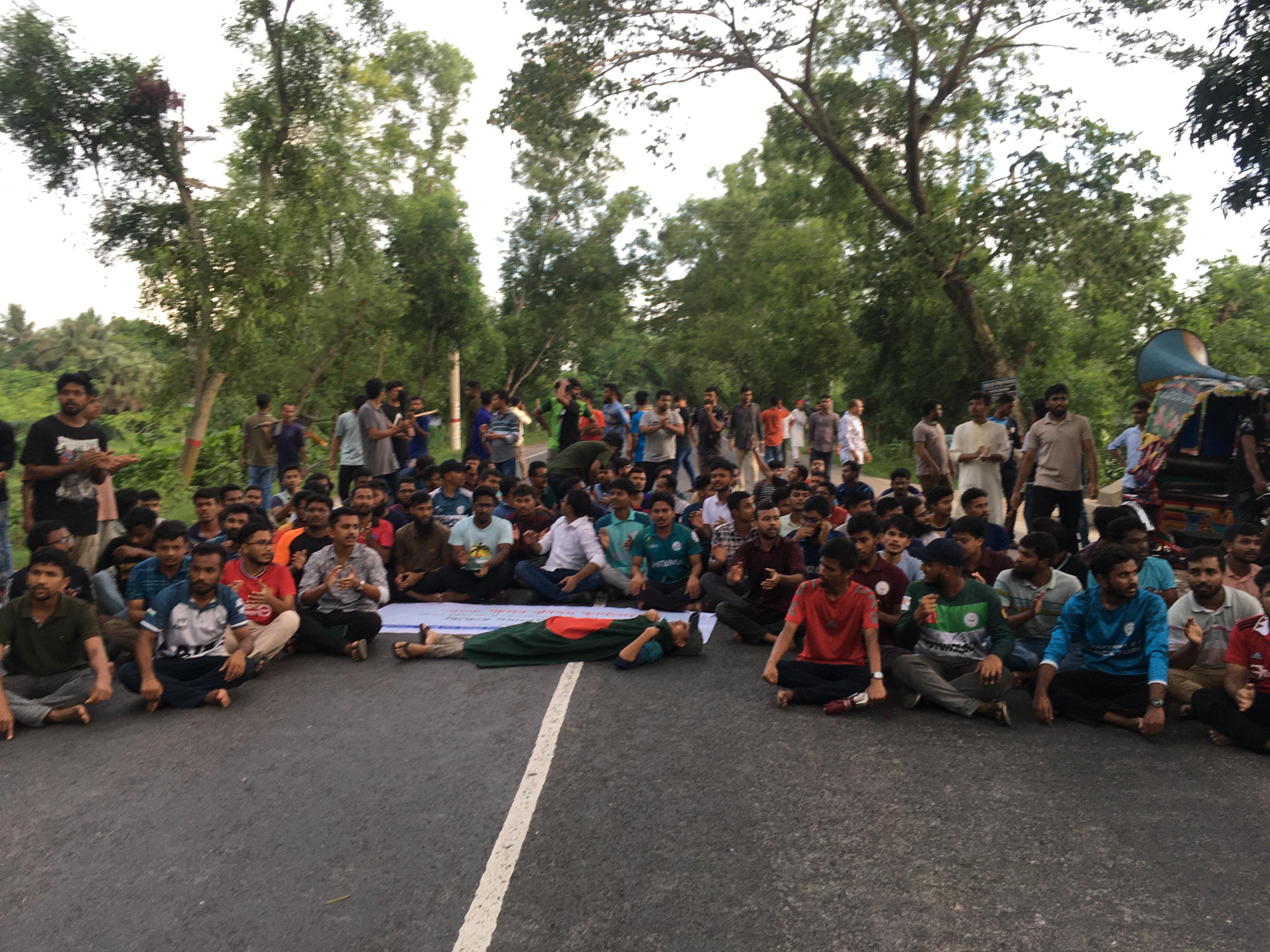 কোটা বহালের প্রতিবাদে তৃতীয় দিনে বশেমুরবিপ্রবি শিক্ষার্থীদের ঢাকা-খুলনা মহাসড়ক অবরোধ