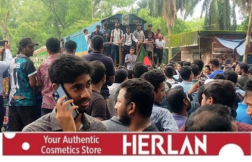 কোটা বাতিলের দাবিতে রাবি শিক্ষার্থীদের রেলপথ অবরোধ