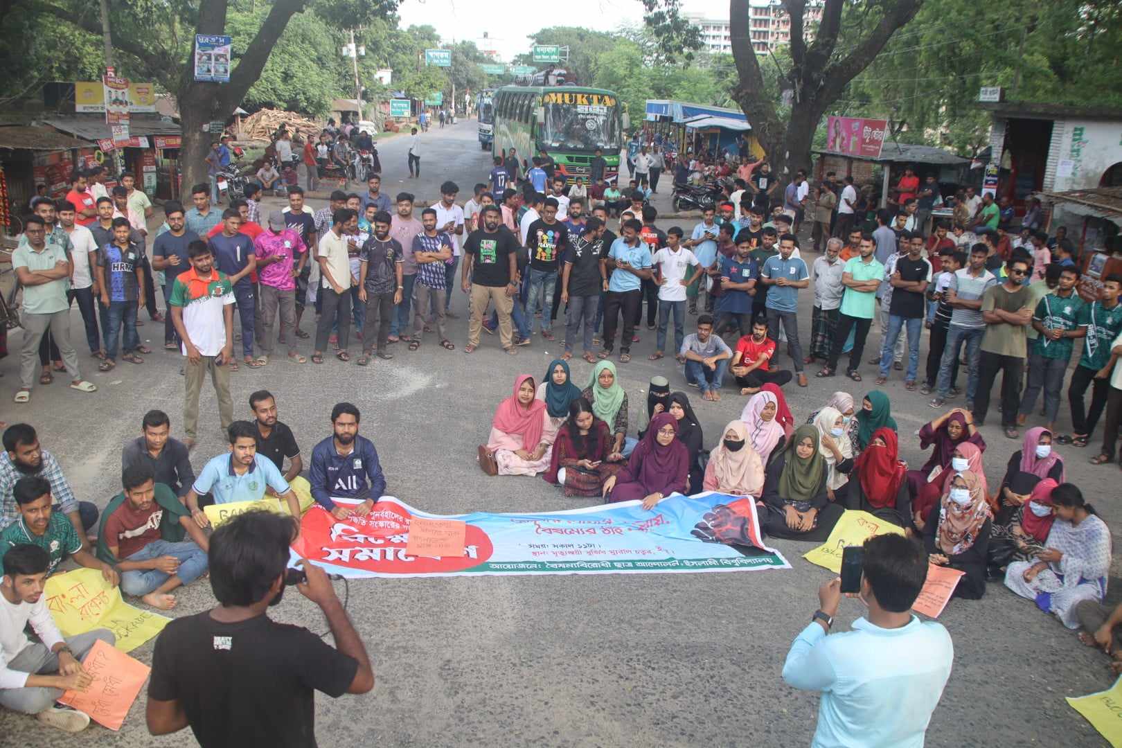 বাংলা ব্লকেড কর্মসূচি: মহাসড়ক অবরোধ করে ইবি শিক্ষার্থীদের সাংস্কৃতিক আসর