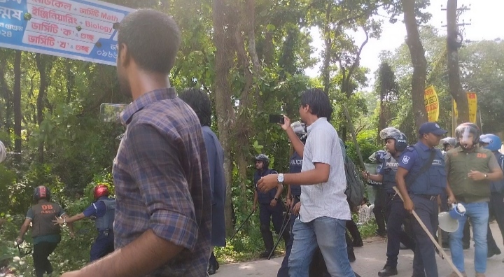 কুমিল্লা বিশ্ববিদ্যালয়ে শিক্ষার্থী-সাংবাদিকদের ওপর লাঠিচার্জ, আহত অর্ধশতাধিক