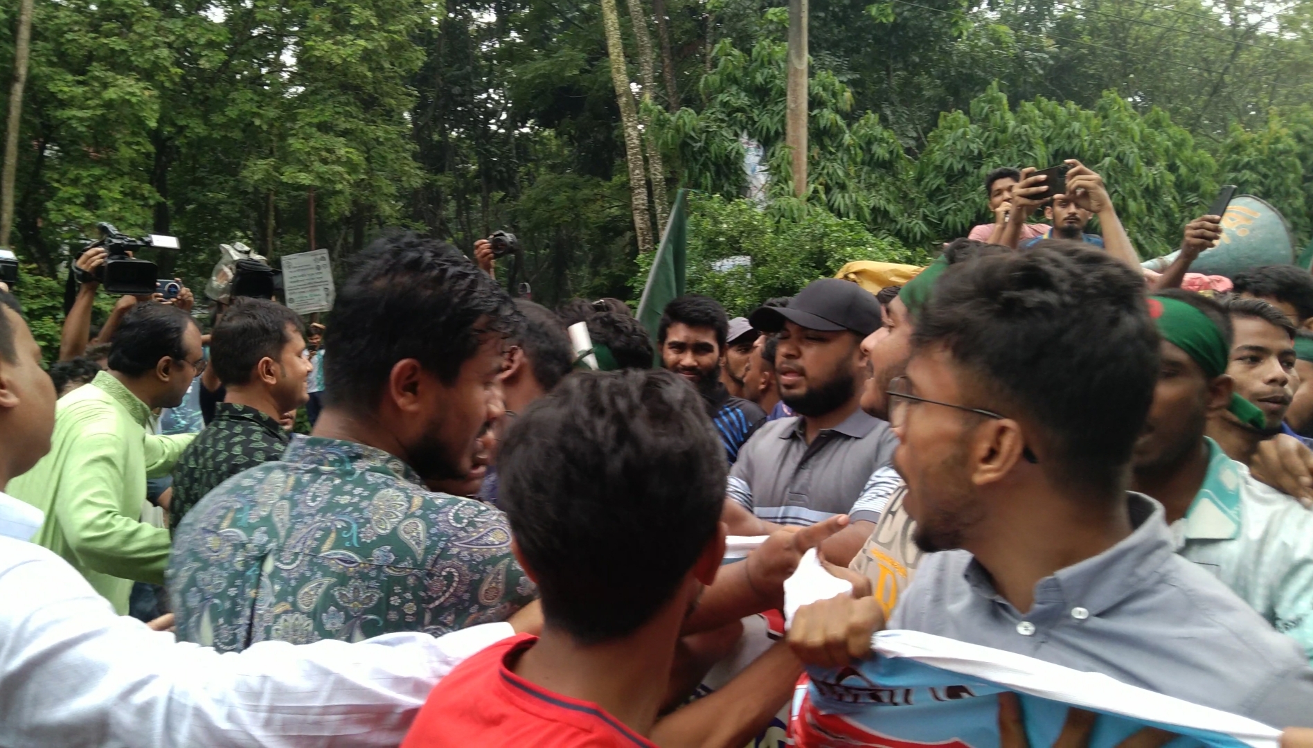 বেগম রোকেয়া বিশ্ববিদ্যালয়ে আন্দোলনকারীদের ওপর ছাত্রলীগের হামলা