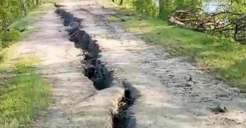 সাতক্ষীরায় ইছামতির বেড়িবাঁধে ভাঙন, আতঙ্কে এলাকাবাসী