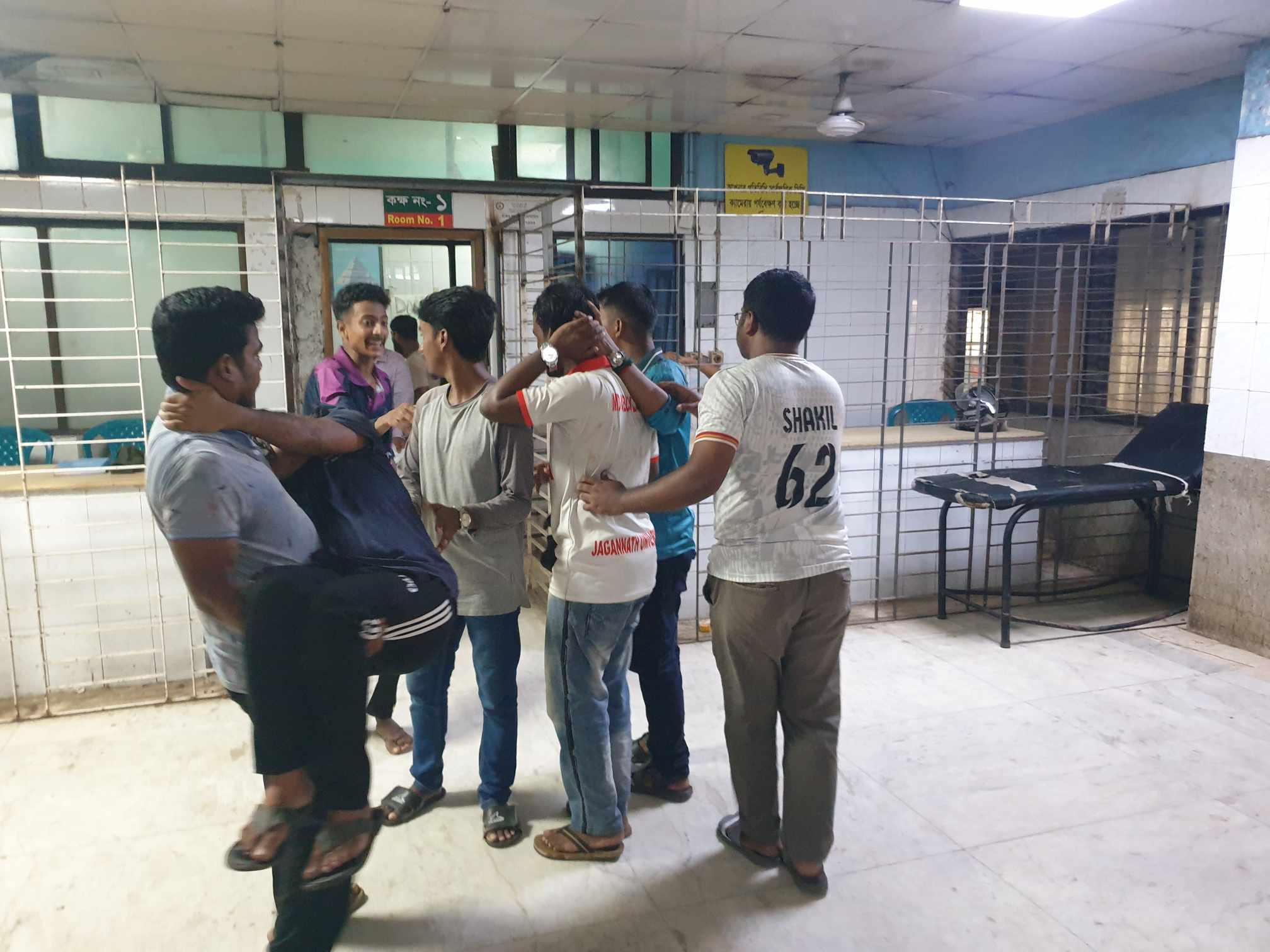 ঢামেকের জরুরি বিভাগে আহত শিক্ষার্থীদের ভিড়