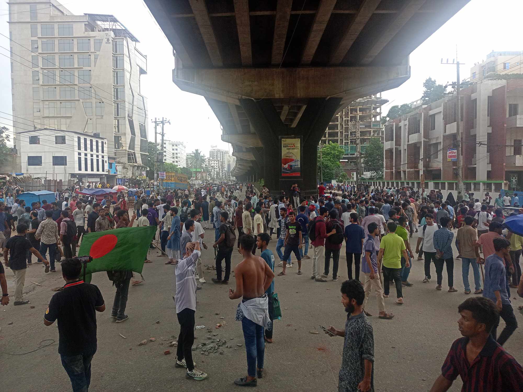 চট্টগ্রামে আন্দোলনকারী ও ছাত্রলীগের ধাওয়া-পাল্টাধাওয়া, ককটেল বিস্ফোরণ