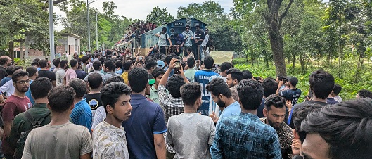 বাকৃবি শিক্ষার্থীদের পঞ্চম দিনের মতো ট্রেন থামিয়ে আন্দোলন