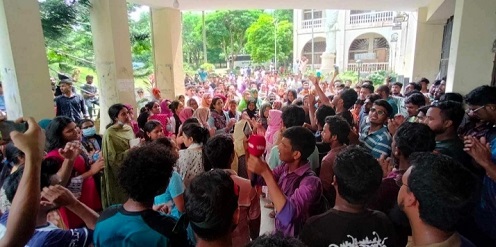 অনির্দিষ্টকালের জন্য বন্ধ কুবি, হল ত্যাগের নির্দেশে উত্তাল বিশ্ববিদ্যালয়