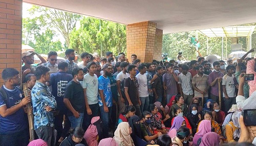 বিশ্ববিদ্যালয় বন্ধ এবং শিক্ষার্থীদের হল ত্যাগের নির্দেশে রাবিতে বিক্ষোভ
