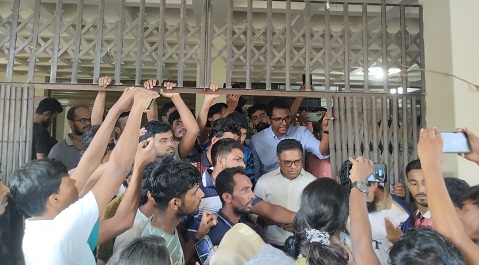 বিশ্ববিদ্যালয়ে রাজনীতি নিষিদ্ধ সহ তিন দাবি জানালো কুবি শিক্ষার্থীরা