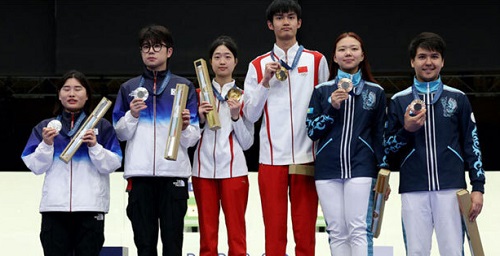 প্রথম দিনই চীনকে পেছনে ফেলে শীর্ষে অস্ট্রেলিয়া