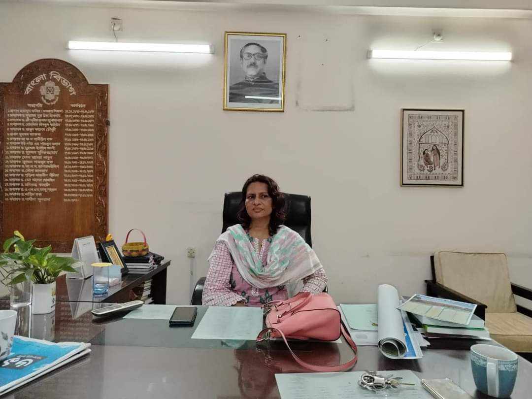 নিজ কার্যালয় থেকে প্রধানমন্ত্রীর ছবি নামিয়ে ফেললেন জাবি অধ্যাপক