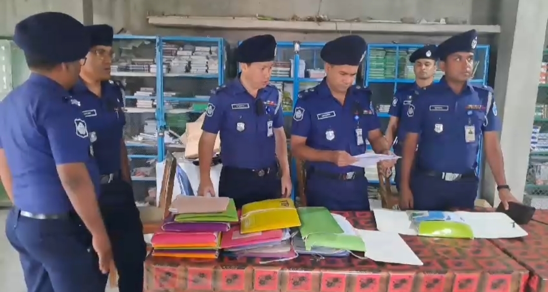 ফরিদপুর জামাতের কার্যালয় থেকে ককটেল ও নিষিদ্ধ বই উদ্ধার