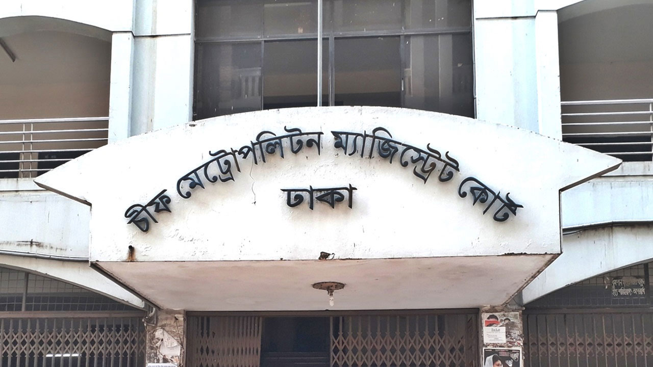 আটক এইচএসসি শিক্ষার্থীরা আদালতের দিকে তাকিয়ে