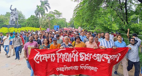জাবিতে ঢাকা-আরিচা মহাসড়ক অবরোধ; হল খুলে দেয়ার আল্টিমেটাম