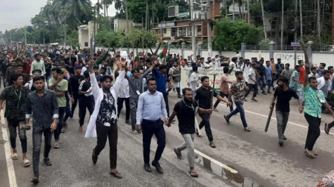 বরিশালে প্রতিমন্ত্রীর বাড়িতে আগুন, নগরীর গুরুত্বপূর্ণ মোড়ে আন্দোলনকারীদের বিক্ষোভ