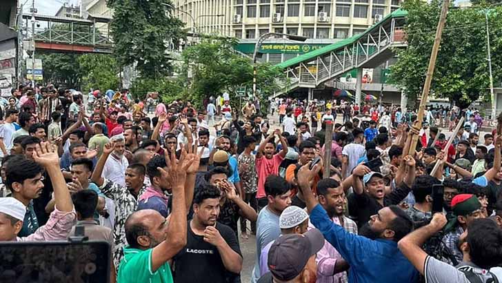 শাহবাগ-ঢাকা বিশ্ববিদ্যালয়-শহীদ মিনারে হাজারো আন্দোলনকারী