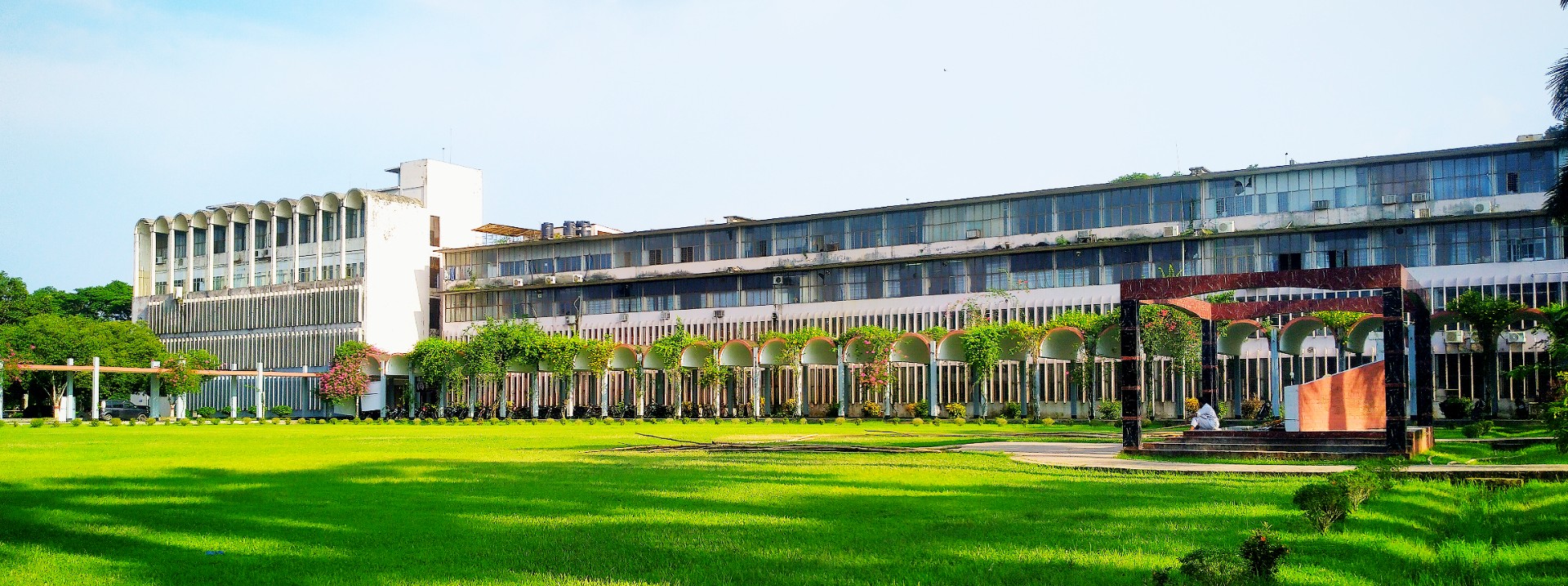 বাকৃবি ক্যাম্পাসে বহিরাগতের ভাংচুর ও লুটপাট, পলাতক উপাচার্য  এবং প্রশাসন