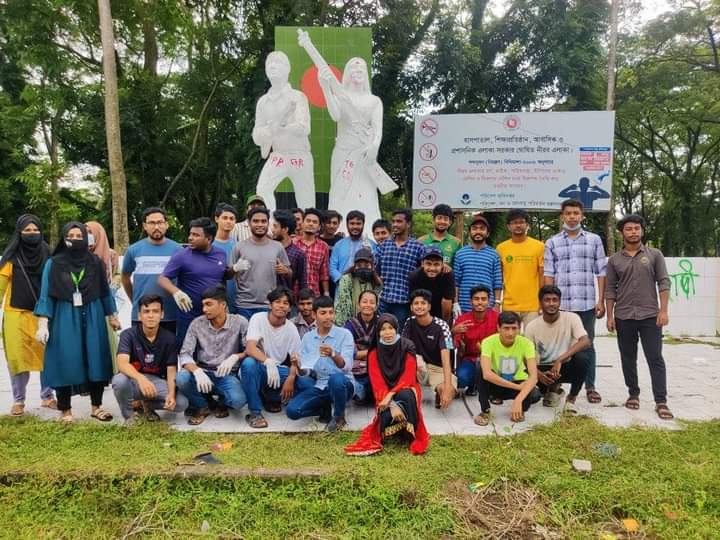 নোয়াখালীর প্রধান সড়ক পরিষ্কার করছে নোবিপ্রবির শিক্ষাথীরা