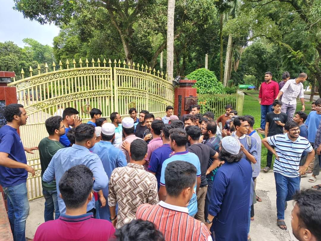 ক্যাম্পাসে রাজনীতি বন্ধের বিষয়টি এড়িয়ে যাওয়ার চেষ্টা শিক্ষকদের