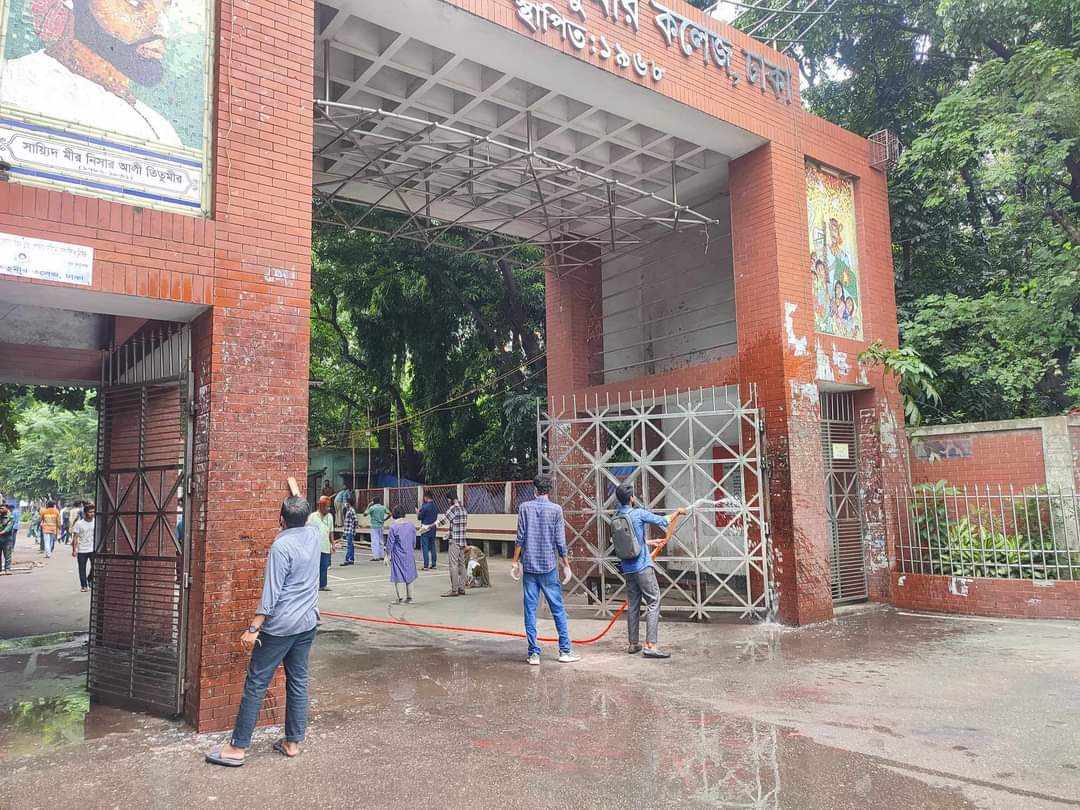 তিতুমীর কলেজ শিক্ষার্থীদের ক্যাম্পাস পরিচ্ছন্নতা অভিযান