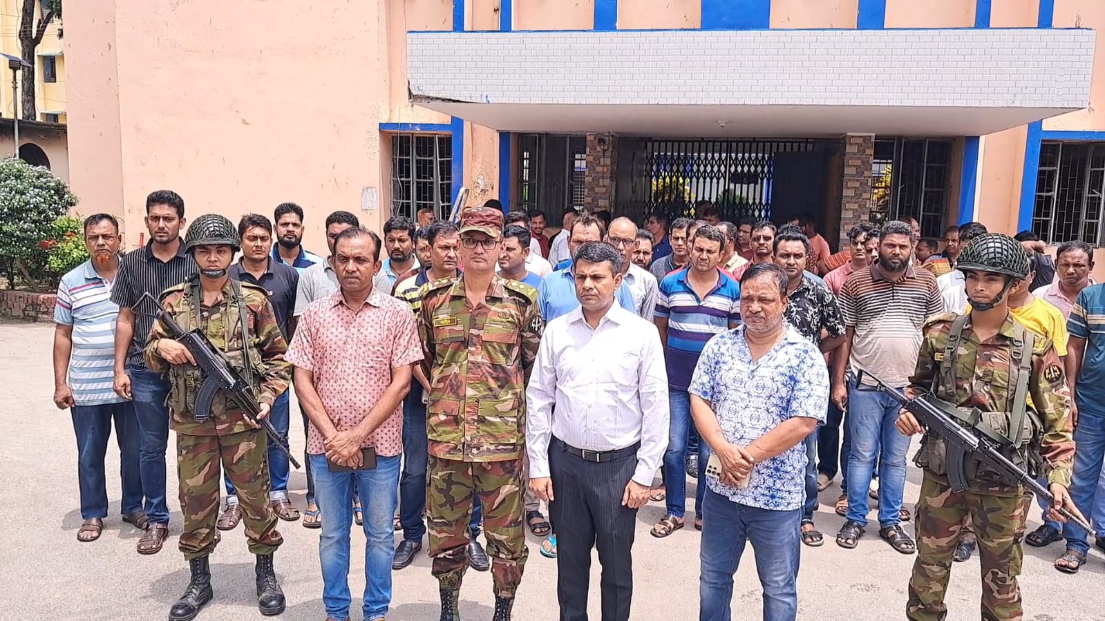 ফরিদপুরে সেনাবাহিনীর সহায়তায় কোতয়ালী পুলিশের কার্যক্রম শুরু