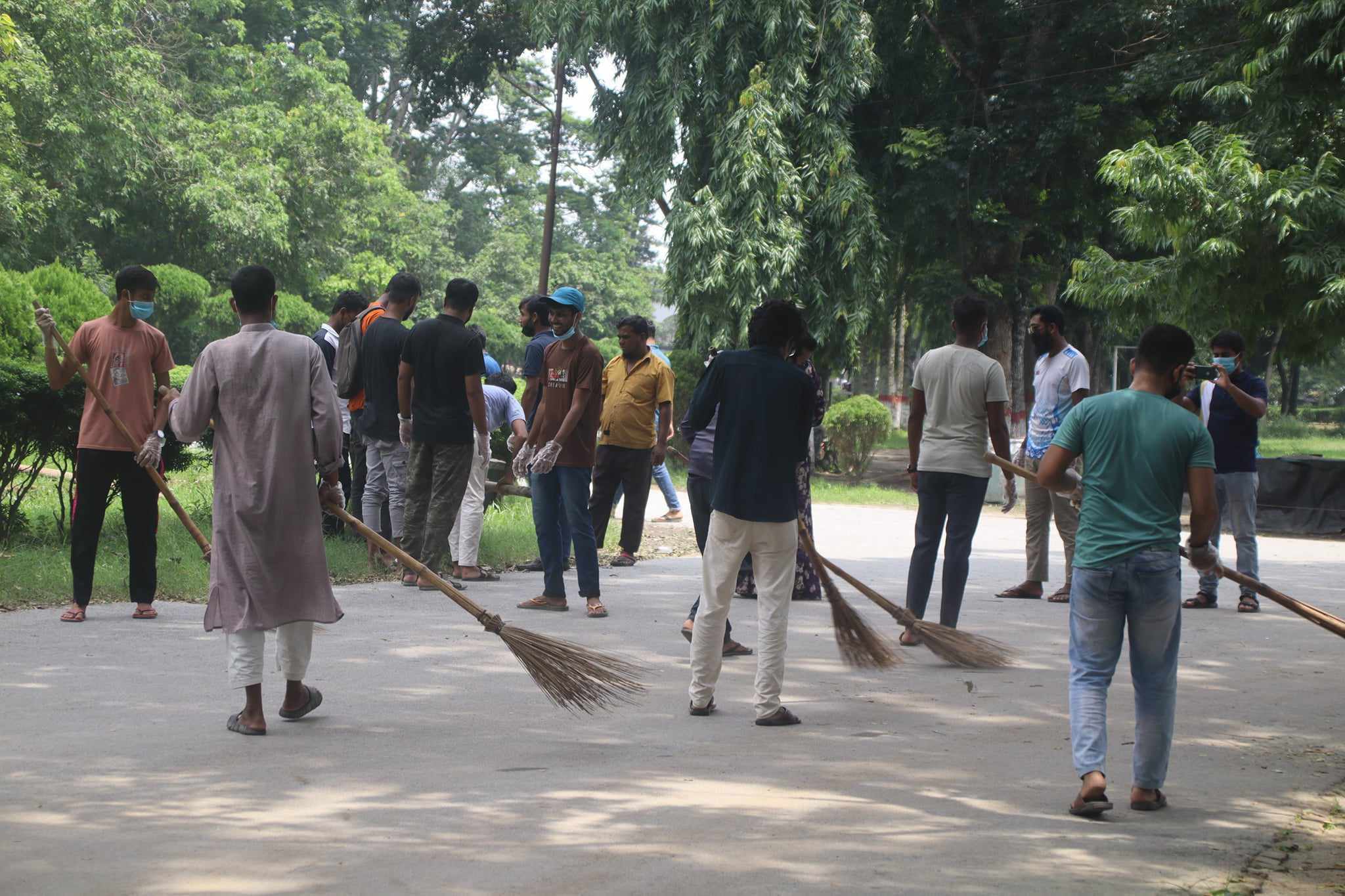 ইবিতে শিক্ষার্থীদের ‘ক্লিন ক্যাম্পাস’ কর্মসূচি
