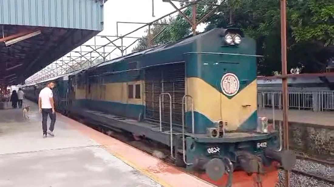 ২৪দিন পর মেইল ও কমিউটার ট্রেন চলাচল শুরু