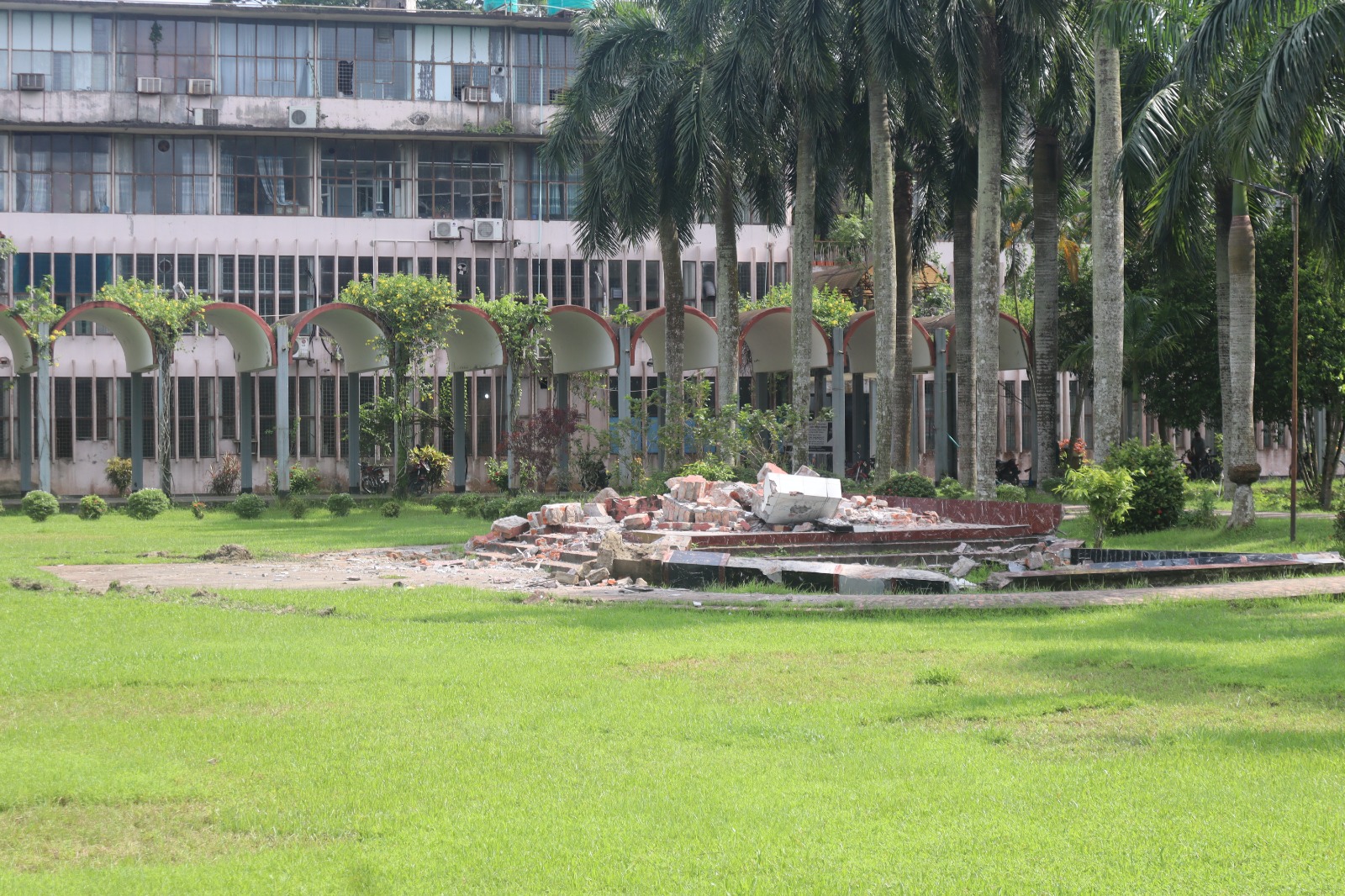 বাকৃবির বঙ্গবন্ধু স্মৃতি চত্বর ধ্বংস: তদন্তের দাবি শিক্ষার্থীদের