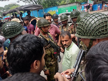 শেকৃবি শিক্ষার্থীদের হাতে পাসপোর্ট অফিসের এক দালাল আটক