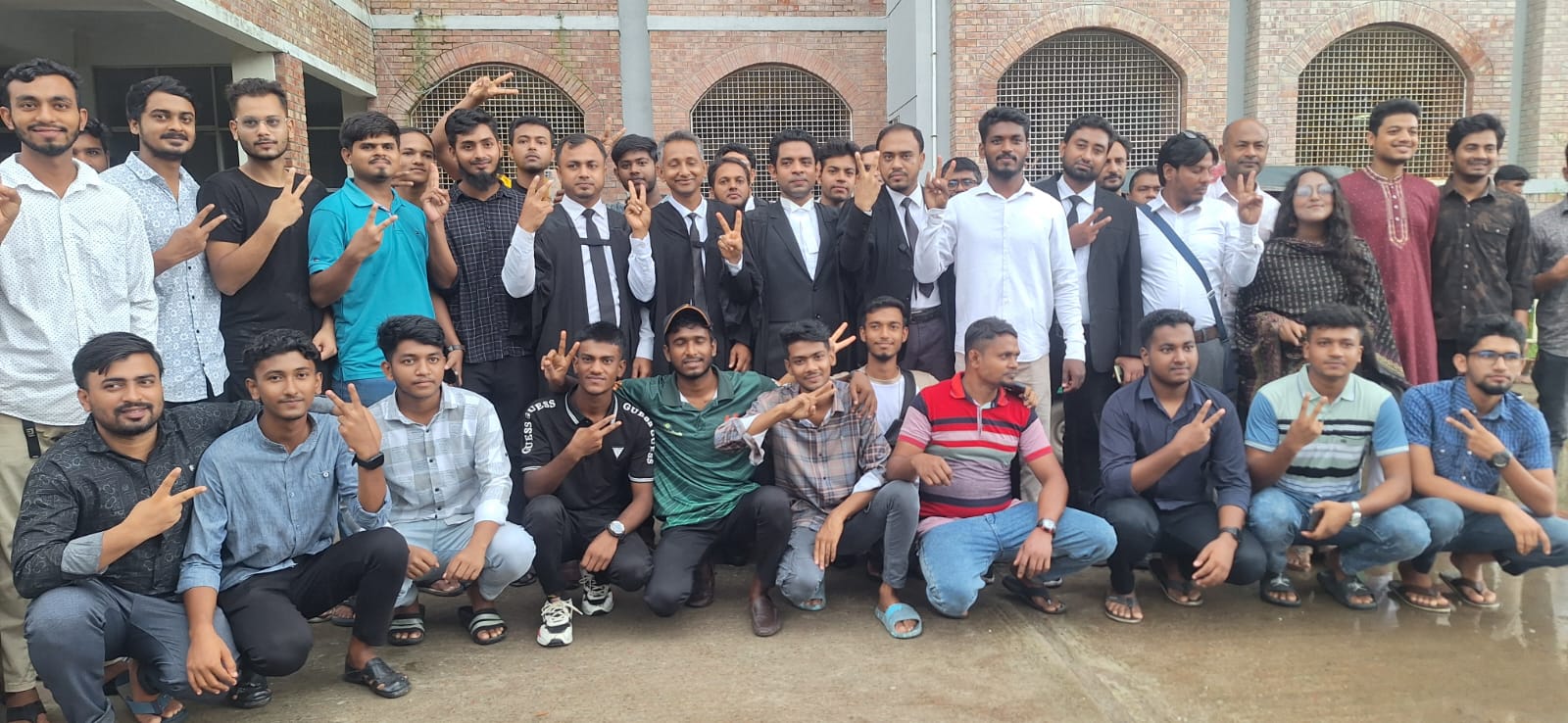 সাতক্ষীরায় আন্দোলনরত শিক্ষার্থীদের বিনাখরচে আইনি সহায়তা দিচ্ছেন আবুল হোসেন অ্যাসোসিয়েটস