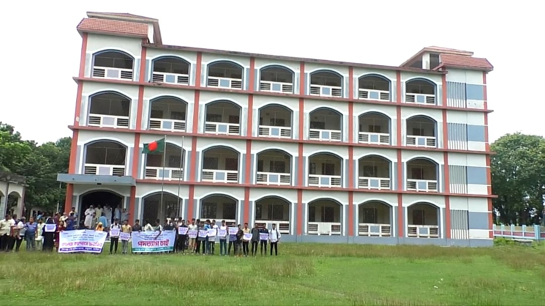 অধ্যক্ষের পদত্যাগের দাবিতে বিক্ষোভ করায় ছাত্রীদের শ্লীলতাহানির চেষ্টা