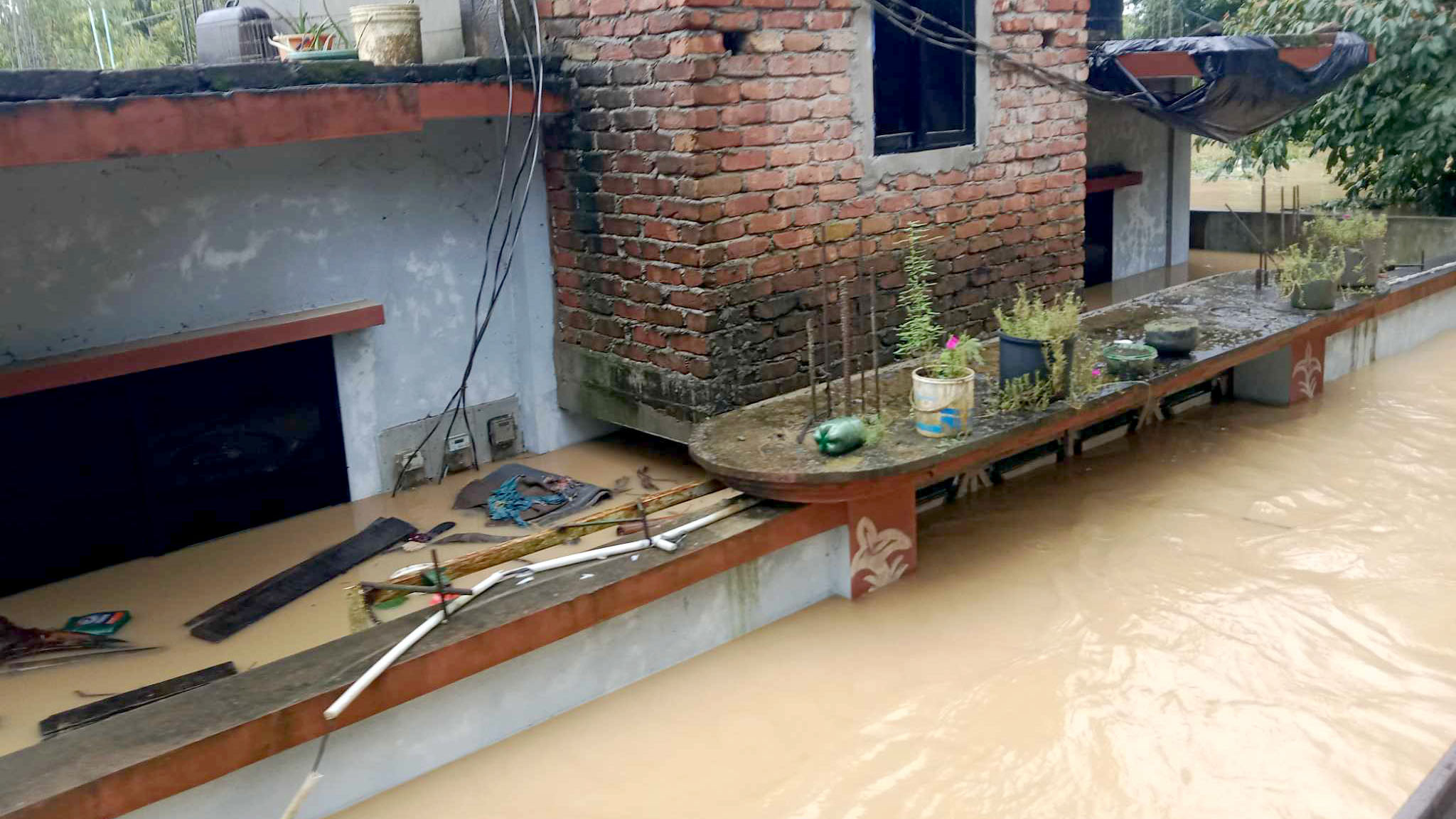 ফেনীতে ভয়াবহ বন্যা, পানির স্রোতে উদ্ধার কাজ ব্যাহত