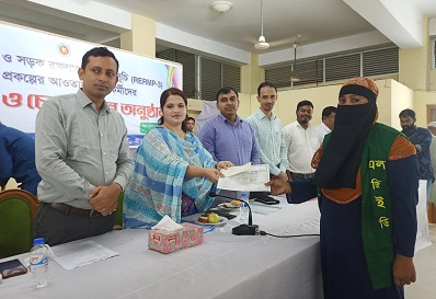 মিরসরাইয়ে কর্মসূচির চেক পেলো ১৫৮ জন নারী কর্মী