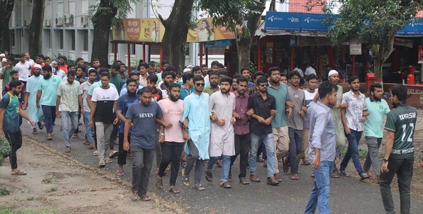 আওয়ামী বর্বরতার চিত্র তুলে ধরে ইবিতে শিক্ষার্থীদের কর্মসূচি