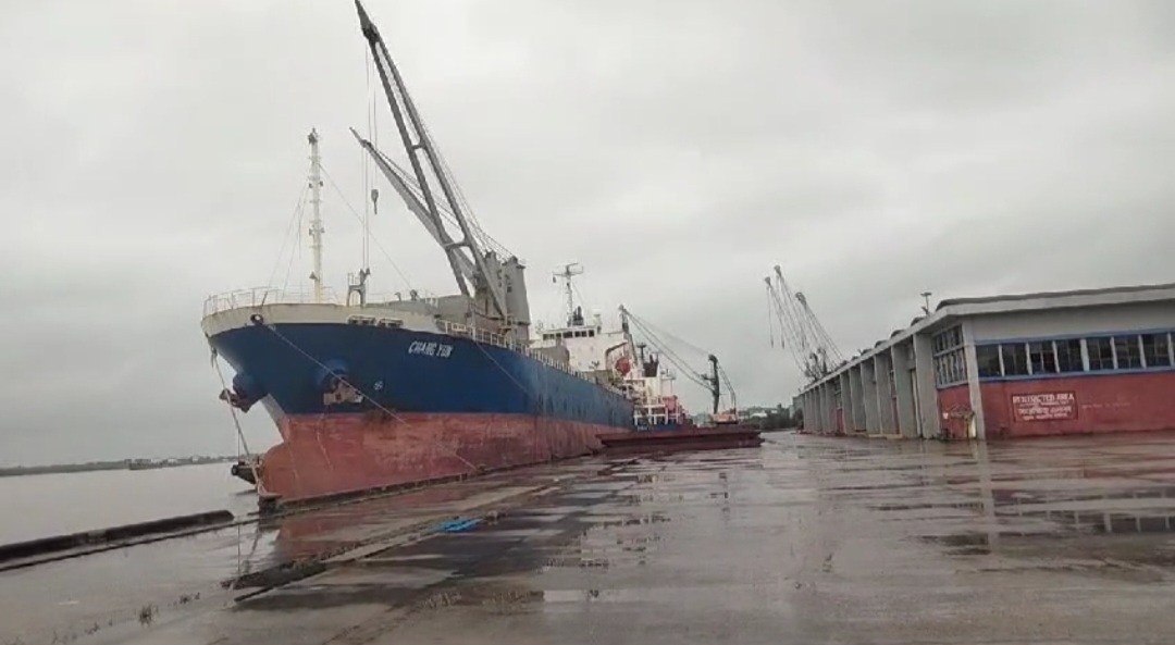 মোংলায় প্লাবিত নিম্নাঞ্চল, বন্দরে জাহাজের খালাস কাজ বন্ধ