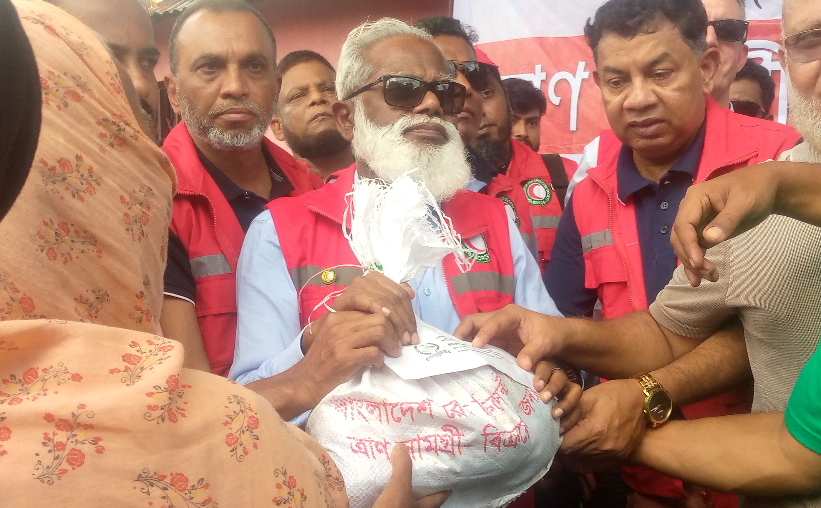 ফেনীতে বন্যাদুর্গত ১২০০ পরিবারের মাঝে রেড ক্রিসেন্টের সহায়তা প্রদান