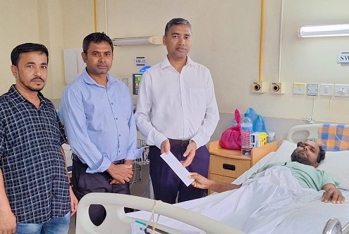 মালদ্বীপে গুরুতর অসুস্থ প্রবাসীকে দেশে পাঠাতে দূতাবাস এয়ার টিকেট হস্তান্তর