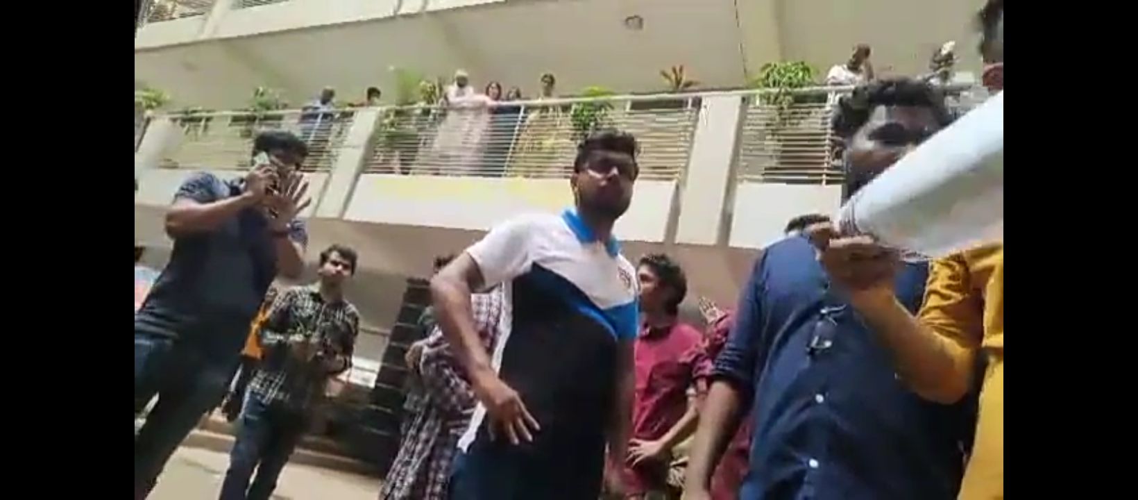 সিদ্ধেশ্বরী কলেজে সাধারণ ছাত্রদের মুখোমুখি ছাত্রদল-ছাত্রলীগ