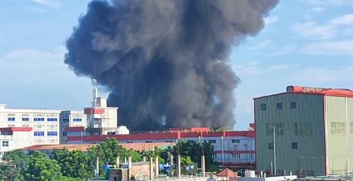 নরসিংদীতে ডাঙ্গায় প্রাণ আরএফএল কারখানায় আগুন