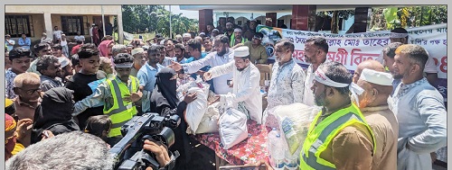 চৌদ্দগ্রামে বন্যায় ক্ষতিগ্রস্ত ২৫০০ পরিবারের মাঝে জামায়াতের উপরহার সামগ্রী