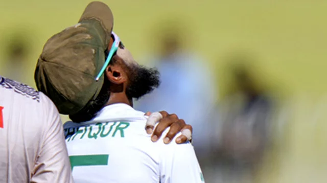 চা বিরতির আগে চোট পেয়ে মাঠ ছাড়লেন মুশফিক