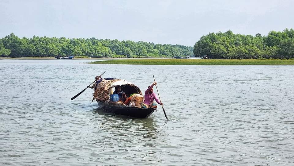 মৎস্য আহরণে জেলেদের পদচারণায় মুখরিত সুন্দরবন