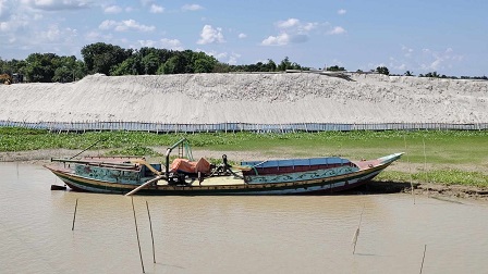 ফরিদপুরে রাত নামলেই শুরু হয় পদ্মা নদী থেকে বালু লুট