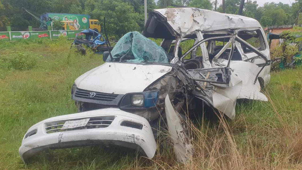 মাইক্রোবাসের পেছনে বাসের ধাক্কায় শিশুসহ নিহত ৪