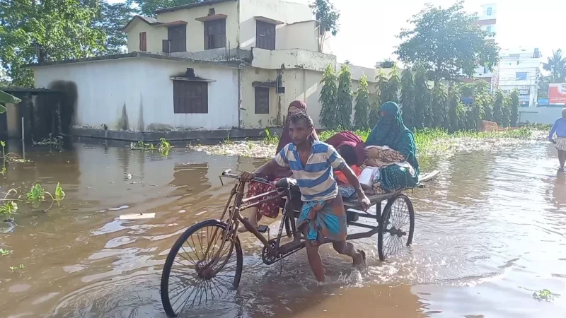 নোয়াখালীতে এখনো কাটেনি বন্যার রেশ, বাড়ছে রোগবালাই