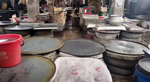 ফরিদপুরের হাজী শরিয়তুল্লাহ বাজারের মাছ ব্যবসায়ীরা ধর্মঘটে