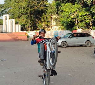 বিশ্বসেরা ক্ষুদে সাইকেল স্টান্টের স্বপ্ন দেখেন নবাবগঞ্জের নাজমুল
