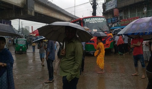 গুঁড়ি গুঁড়ি বৃষ্টি, ঝড়ো হাওয়া ও ভোগান্তিতে নগরবাসী