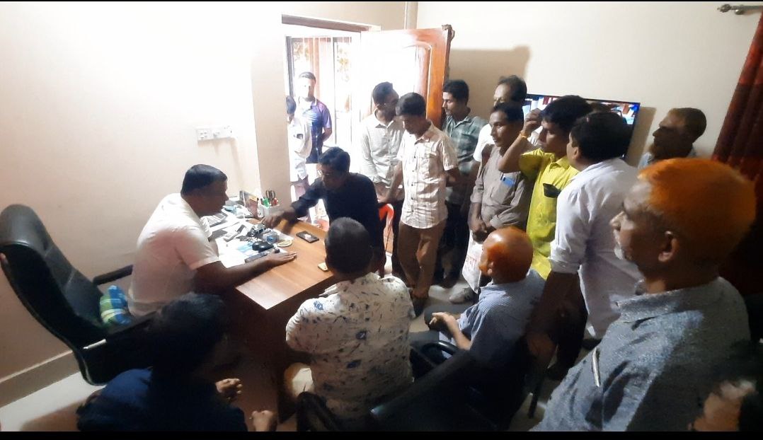 হিলি পোর্টে বাধ্যতামূলক ছুটি দেয়া কর্মচারীদের ক্ষোভ